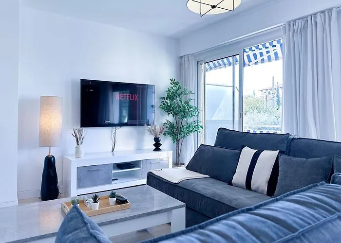 Laverne - Stunning Sea View T3 With South-facing Terrace * Antibes